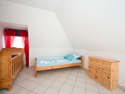 Schlafzimmer 2 mit Einzelbett und Kleinkinderbett