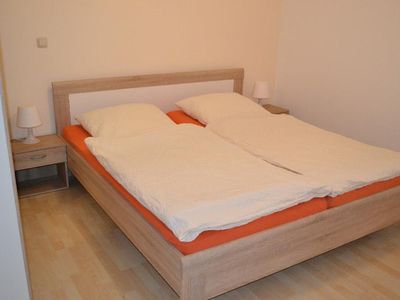 Schlafzimmer mit Doppelbett