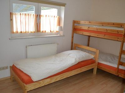 Schlafzimmer mit Etagenbett und Einzelbett