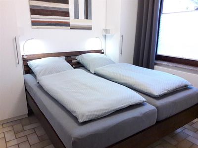 Schlafzimmer mit 180 cm breitem Doppelbett