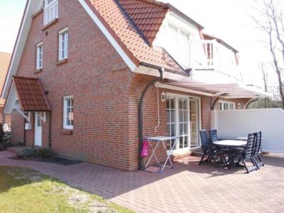 Terrasse mit Gartenmöbeln