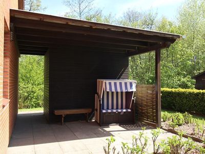 zweite Terrasse mit Überdachung und Strandkorb