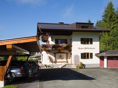 Parkplatz mit Carport