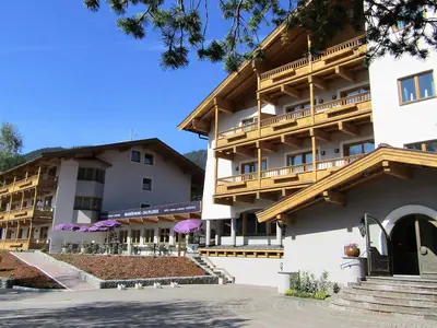 Hotel aussen Sommer 1