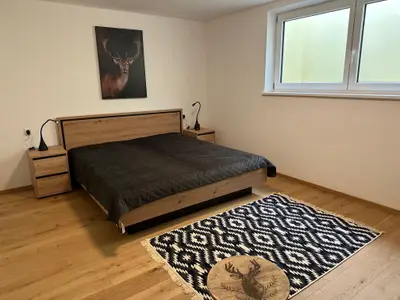 Doppelbett im Souterrain-Apartment (im Un