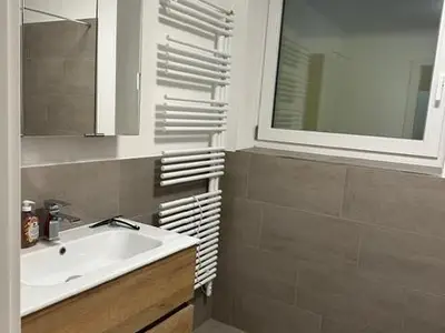 Bad im Souterrain-Apartment (im Unterg