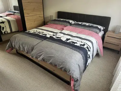 Grosses Schlafzimmer mit Doppelbett (2 separate Matratzen).