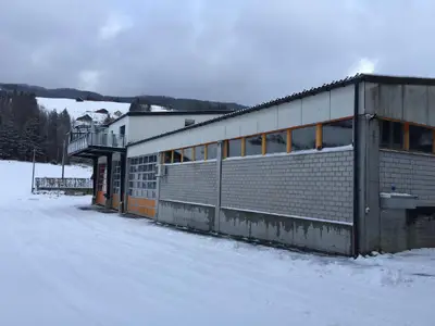 Gebäude Aussen Westseite Zufahrt