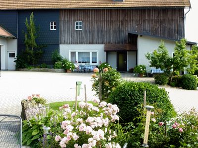 übern Hof, Eingang Ferienwohnung Hof- und Ölschnitztalblick, davor gemütlich sitzen