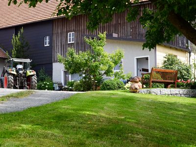 Landwirt Lukas auf dem Traktor