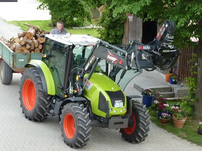 Traktor mit einer Fuhre Holz für die Hackschnitzelheizung, sie sorgt für eine wohlige Wärme in Ihrem Feriendomizil