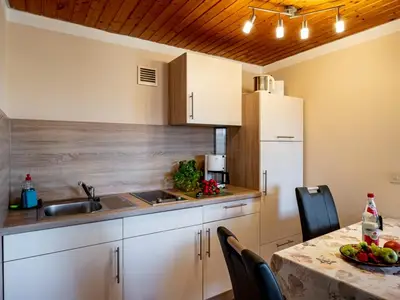 moderne Küchenzeile, Essecke im Wohnraum integriert