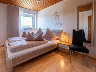 Schlafen, Doppelbett mit fertig bezogenen Betten