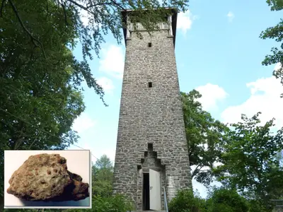 Blick bis zum Weißenstein, Aussichtsturm, erbaut aus dem seltenen Gestein Eklogit
