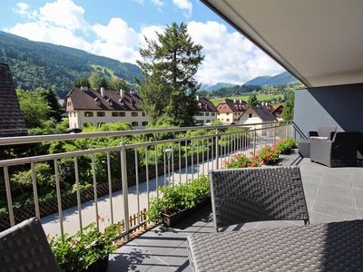 Alpenglocke Balkon mit Lounge und Tisch