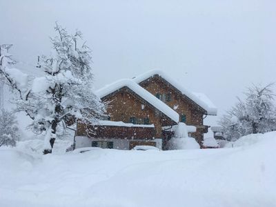 Haus bei Schneefall