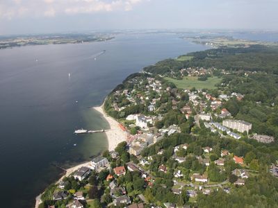 Appartementhaus, großes Gebäude rechts