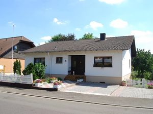 HAUS VORN MIT EINSTELLPLÄTZEN