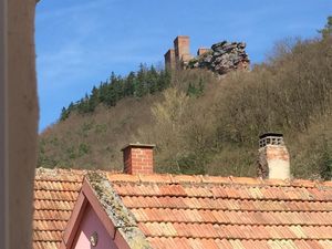 Blick aus dem Schlafzimmer 2 auf die Burg Trifels