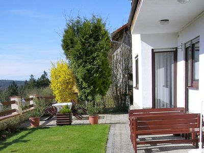 Terrasse und Liegewiese vor der Ferienwohnung