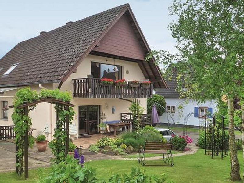 Haus mit Terrasse und Parkplatz