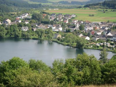 Blick auf Schalkenmehren im Sommer