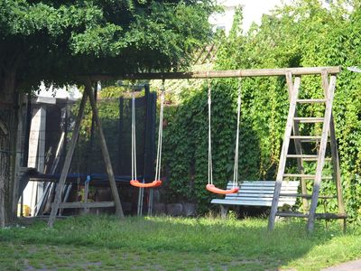 Garten mit Kinderspielplatz