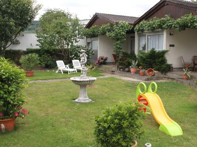 Garten_mit_Blick_auf_FeWo_M%c3%bcller-Thurgau