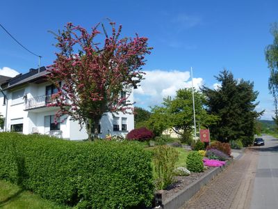 Von Straße aus, noch ein paar Meter bis in den Hof