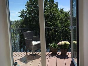 Tür zum sonnigen Balkon