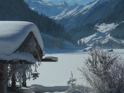 tiefverschneiter Garten mit Ausblick zum Gletscher