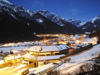 Balkonaussicht bei Nacht Richtung Medraz