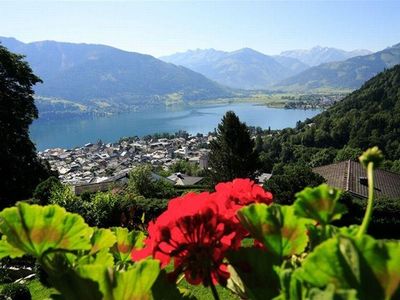 Wunderschöne Aussicht auf See und Berge