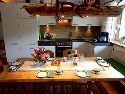 Küche mit großer Sitzecke aus Holz