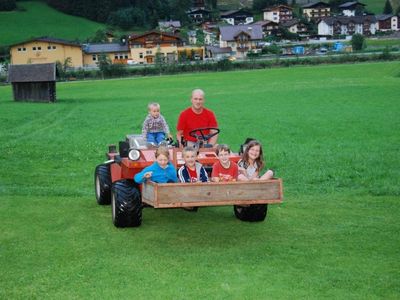 Kinder beim Mähtrac fahren