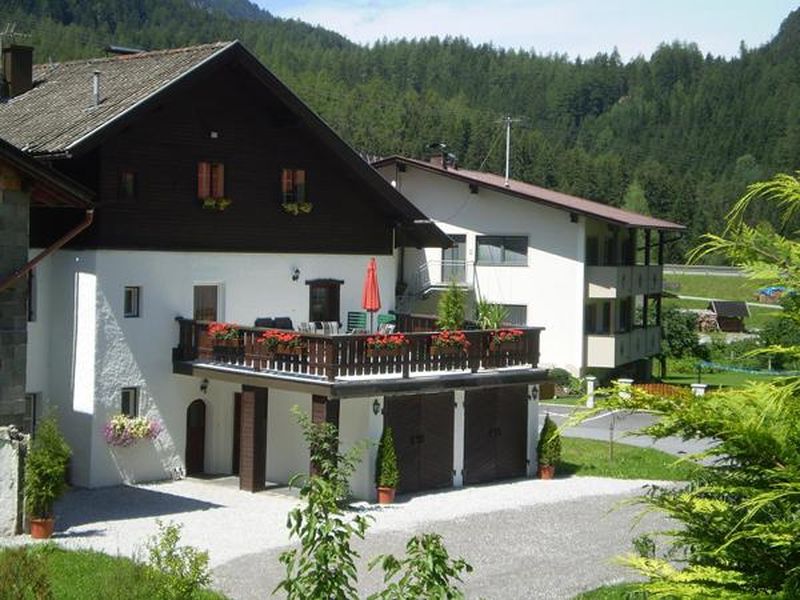 Ferienhaus Rückseite mit Terrasse und Parkplätze