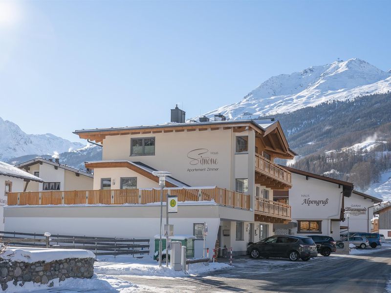 Haus Simone im Winter mit Bergblick