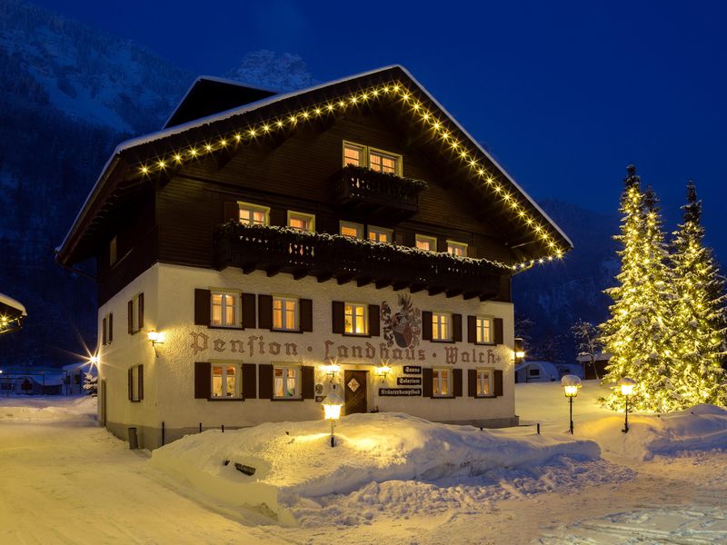 Aussenansicht Landhaus Walch mit dem Hausberg Rogg