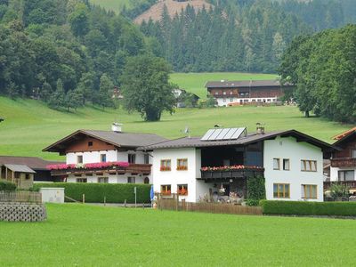 Blick von Wiese zum Haus