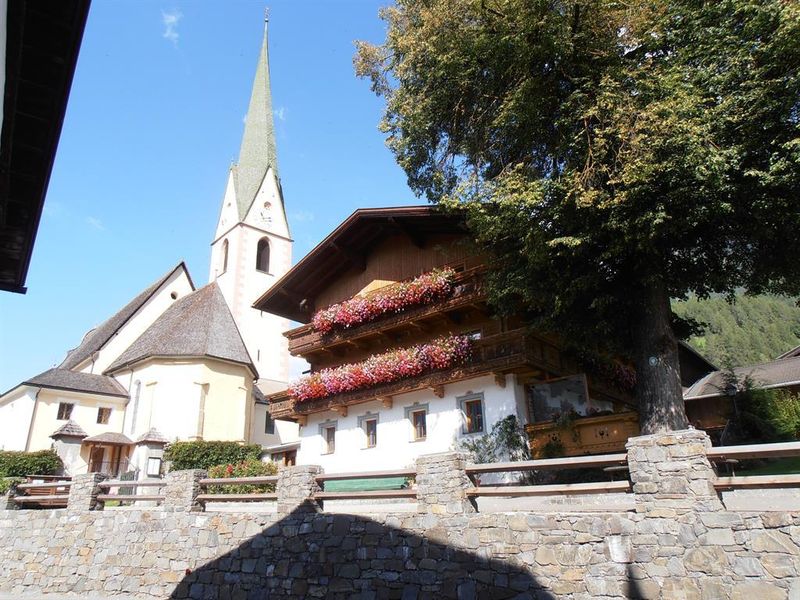 Mesnerhof_mit_Kirche