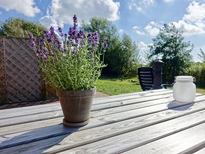 Großzügige Terrassen mit Kaminofen