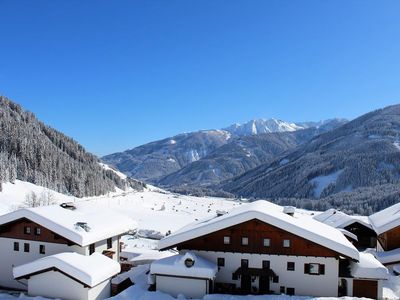 Balkonblick auf Tilliacher Feldflur und Karnischen