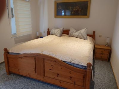 Schlafzimmer 1 Doppelbett 1 Aufbettung