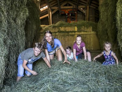 Bauernhof Großwolfing Ebbs - Kinder im Stall