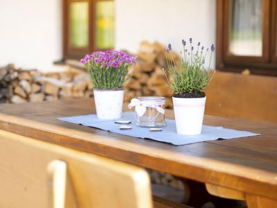 Blumen auf Terrassentisch