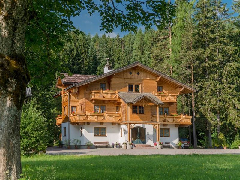 Bio-Holzhaus aus Tannenholz mit Kachelofen