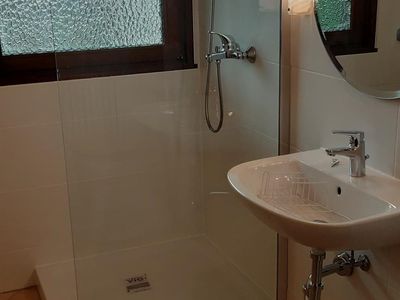 Badezimmer mit Dusche