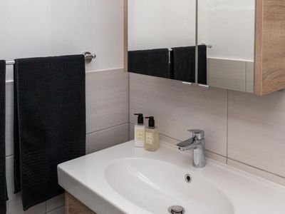 Studio - Waschbecken und Spiegelschrank...