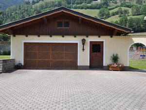 Garage und versperrbarer Abstellraum