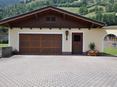 Garage und versperrbarer Abstellraum